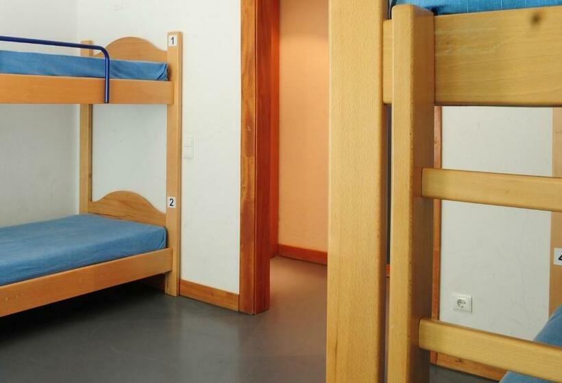 스탠다드 4인용 룸 공용 욕실, Hi Abrantes – Pousada De Juventude