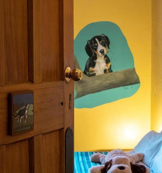 חדר סטנדרט לשלושה עם חדר אמבטיה משוף, Noah's Ark Backpackers