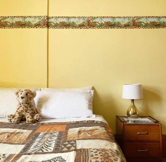 חדר סטנדרט לשלושה עם חדר אמבטיה משוף, Noah's Ark Backpackers