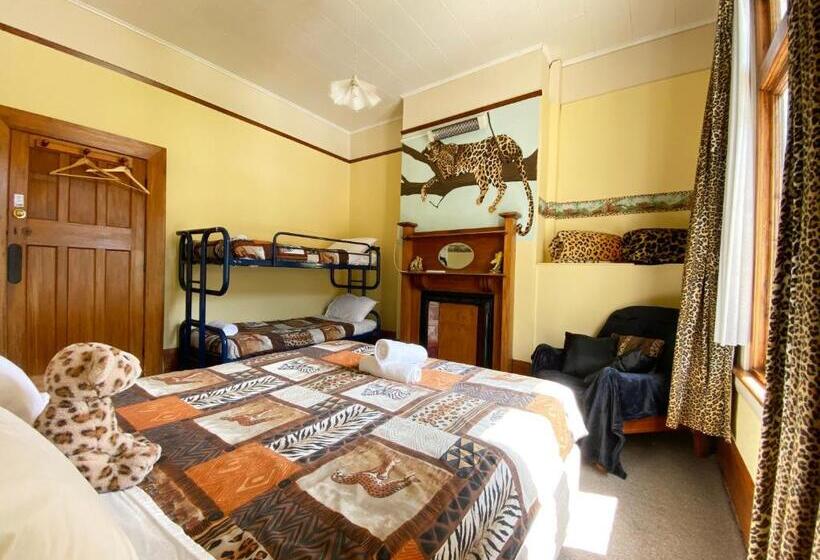 חדר סטנדרט לשלושה עם חדר אמבטיה משוף, Noah's Ark Backpackers