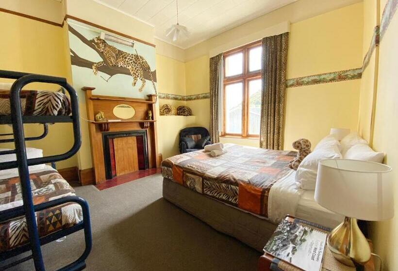 חדר סטנדרט לשלושה עם חדר אמבטיה משוף, Noah's Ark Backpackers