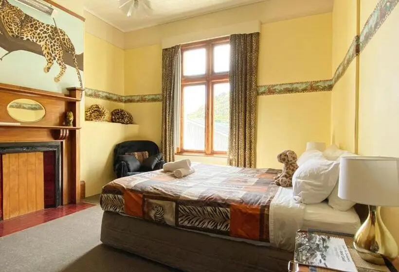 Classic-perhehuone, Noah's Ark Backpackers