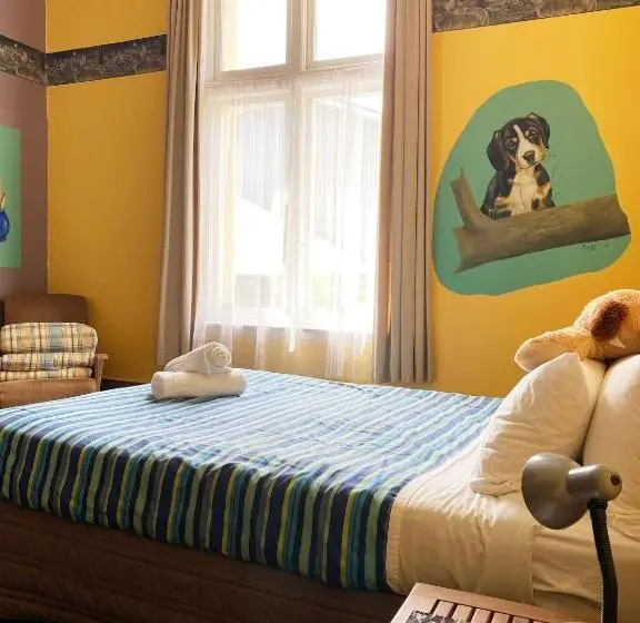 Classic-perhehuone, Noah's Ark Backpackers