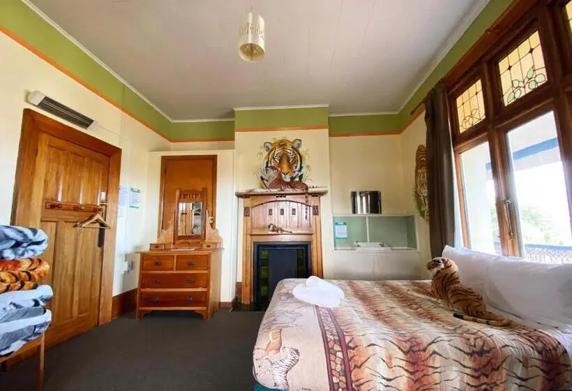 Classic-perhehuone, Noah's Ark Backpackers