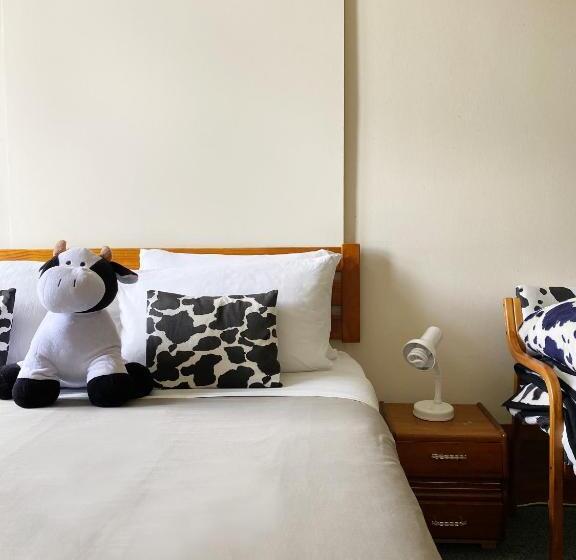 חדר סטנדרט לשלושה עם חדר אמבטיה משוף, Noah's Ark Backpackers