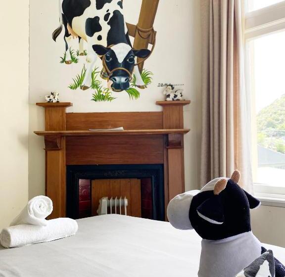 חדר סטנדרט לשלושה עם חדר אמבטיה משוף, Noah's Ark Backpackers