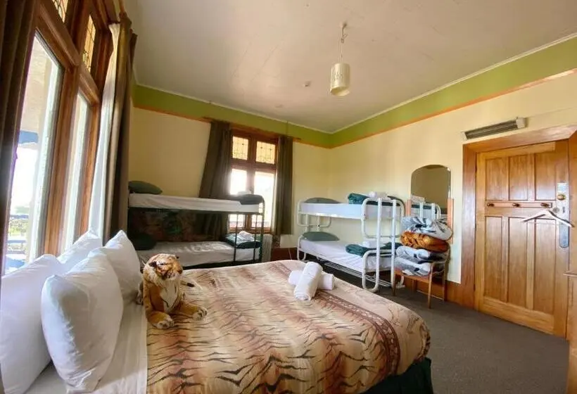 Classic-perhehuone, Noah's Ark Backpackers