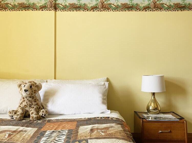 חדר סטנדרט לשלושה עם חדר אמבטיה משוף, Noah's Ark Backpackers