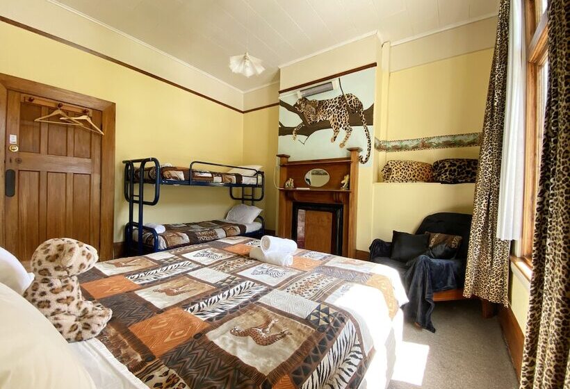 חדר סטנדרט לשלושה עם חדר אמבטיה משוף, Noah's Ark Backpackers