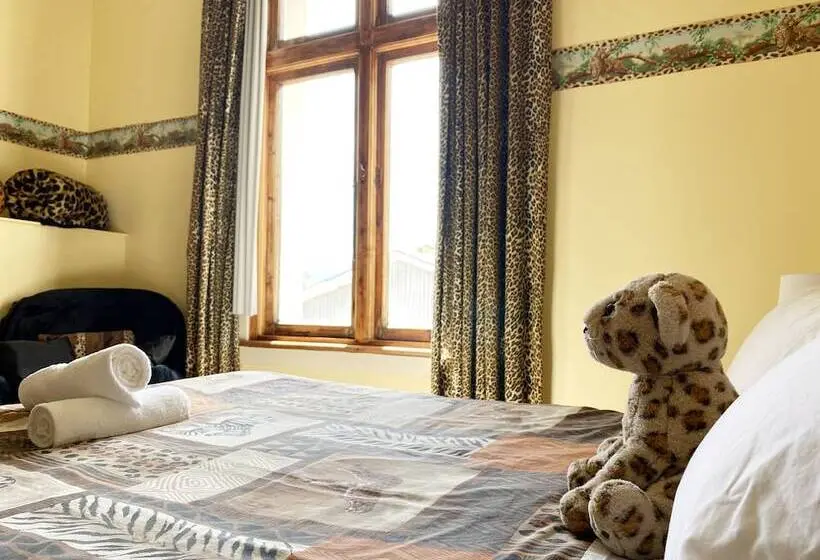 Standard Kolmen Hengen Huone Jaettu kylpyhuone, Noah's Ark Backpackers