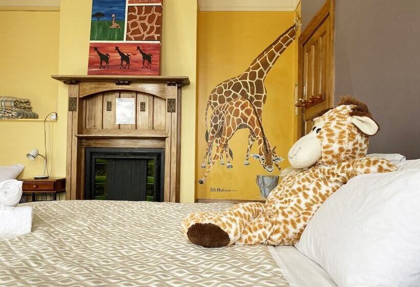 חדר סטנדרט לשלושה עם חדר אמבטיה משוף, Noah's Ark Backpackers