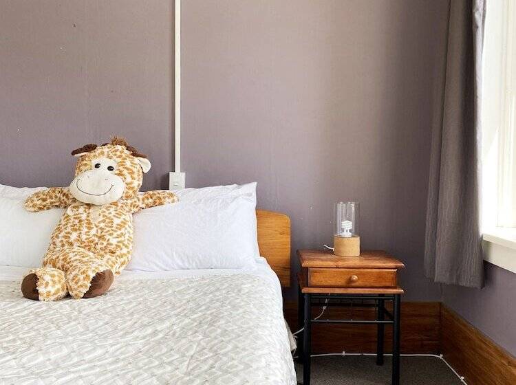 חדר סטנדרט לשלושה עם חדר אמבטיה משוף, Noah's Ark Backpackers