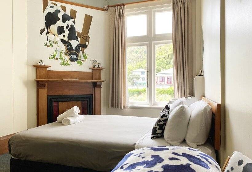 חדר סטנדרט לשלושה עם חדר אמבטיה משוף, Noah's Ark Backpackers