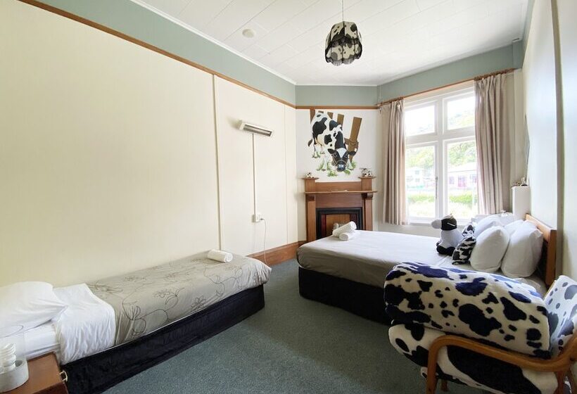 חדר סטנדרט לשלושה עם חדר אמבטיה משוף, Noah's Ark Backpackers