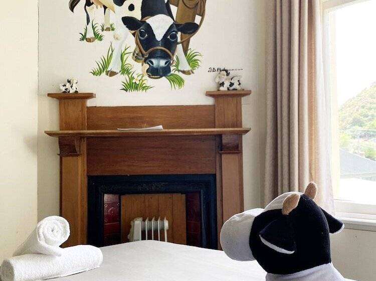 חדר סטנדרט לשלושה עם חדר אמבטיה משוף, Noah's Ark Backpackers