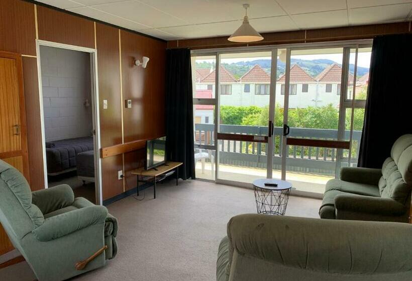 آپارتمان خانوادگی, Cumberland Motel