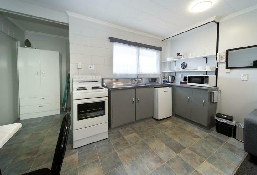 スタンダードスタジオ, Kensington Motel