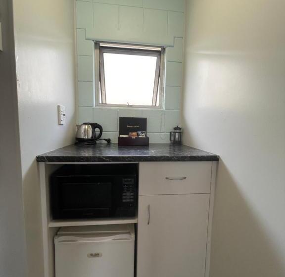 ベーシックワンルーム, Kensington Motel