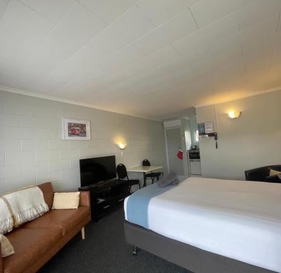 Студио Базик, Kensington Motel