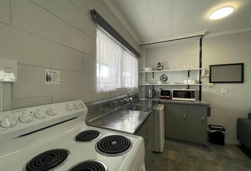 Студия Стандарт, Kensington Motel