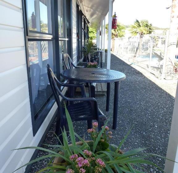 스탠다드 스튜디오, Mana Nui Motel