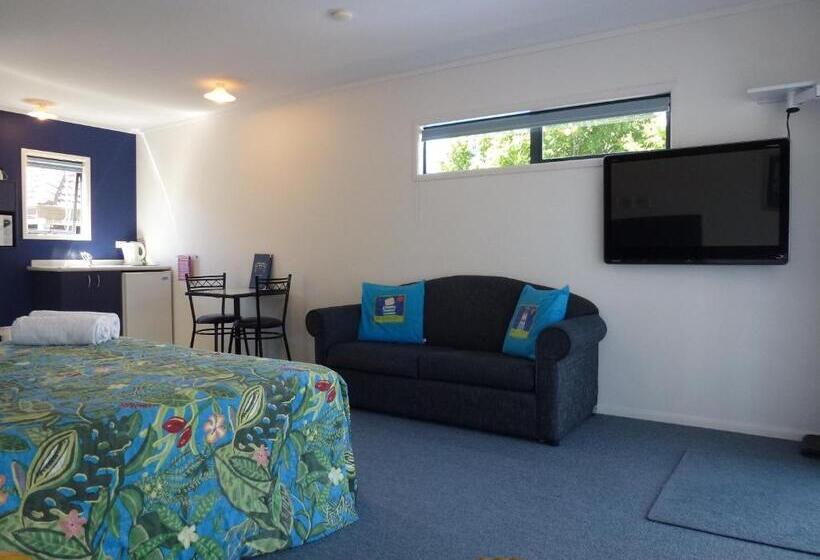 스탠다드 스튜디오, Mana Nui Motel