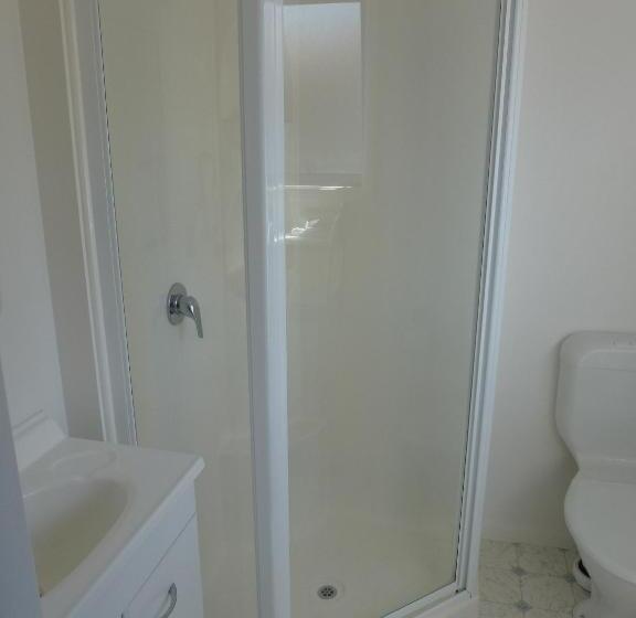 스탠다드 스튜디오, Mana Nui Motel