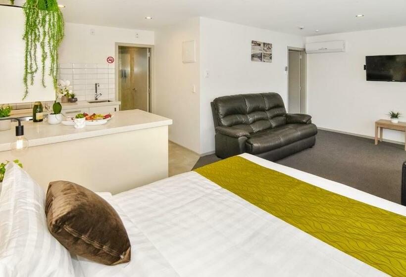 Perhesviitti, Newlands Court Motel