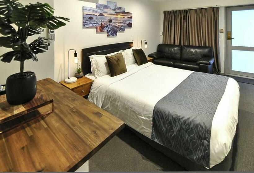 Standard-studio, Newlands Court Motel