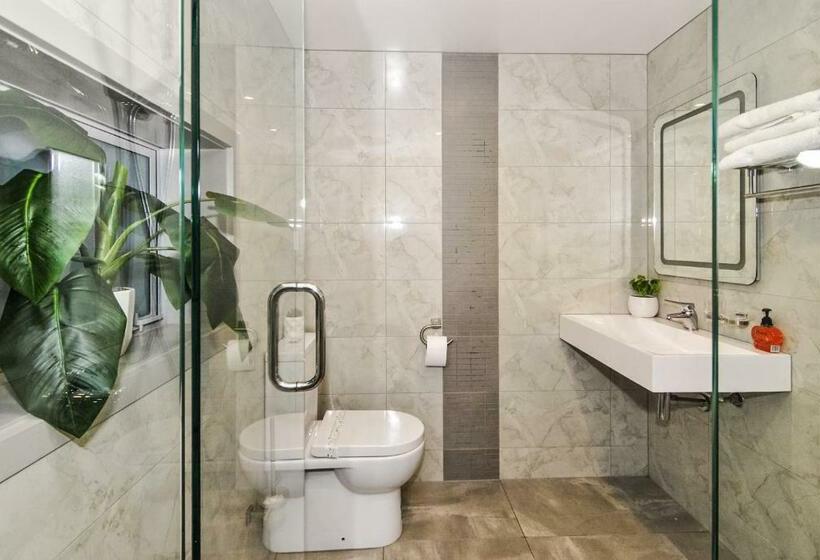 Standard-studio, Newlands Court Motel