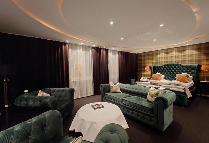 جناح جونيور, Palace Hotell