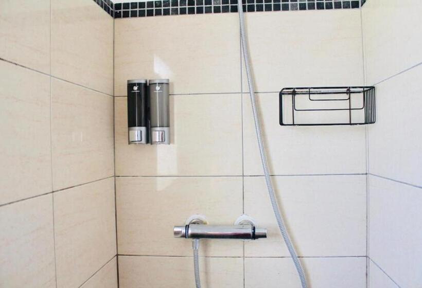 سرير فى غرفة مشتركه, The Lighthouse Hostel