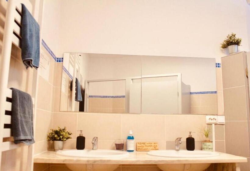 سرير فى غرفة مشتركه, The Lighthouse Hostel