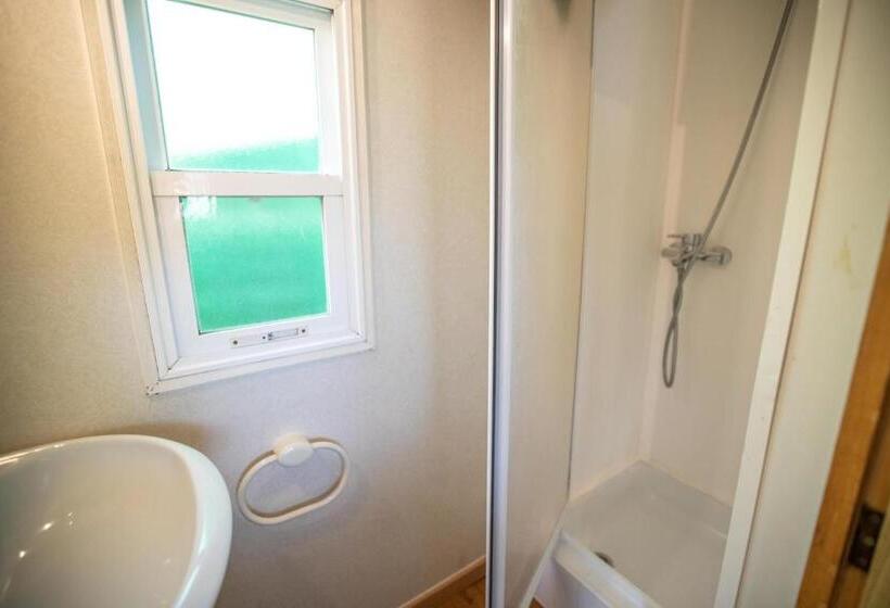 بنجلو قياسى غرفتين نوم, The Lighthouse Hostel