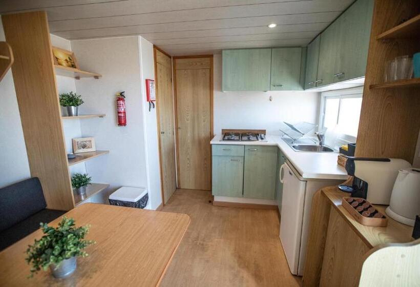 بنجلو قياسى غرفتين نوم, The Lighthouse Hostel