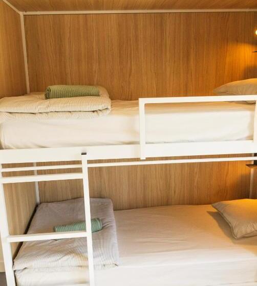 سرير فى غرفة مشتركه, The Lighthouse Hostel