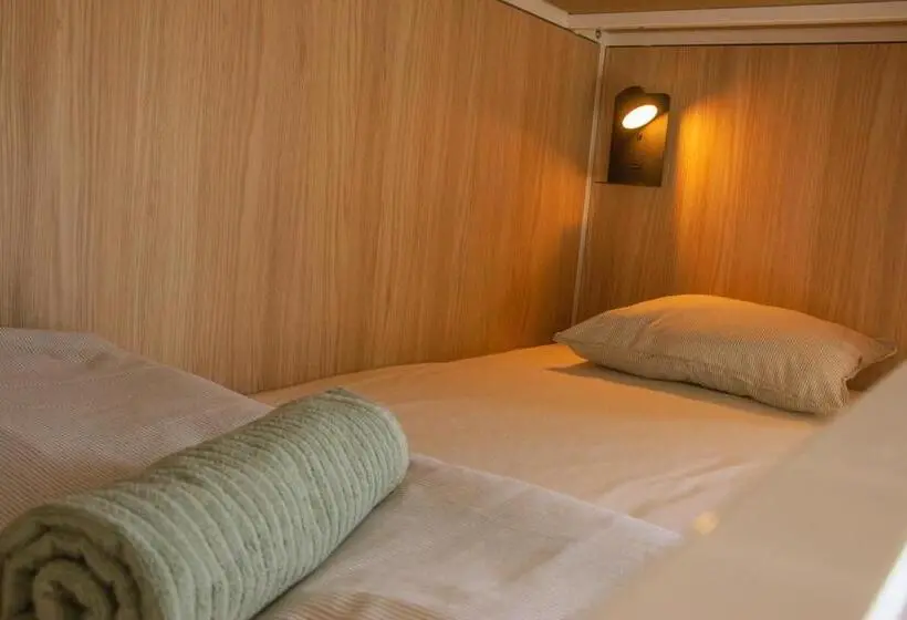 ルームシェアのワンベッド, The Lighthouse Hostel