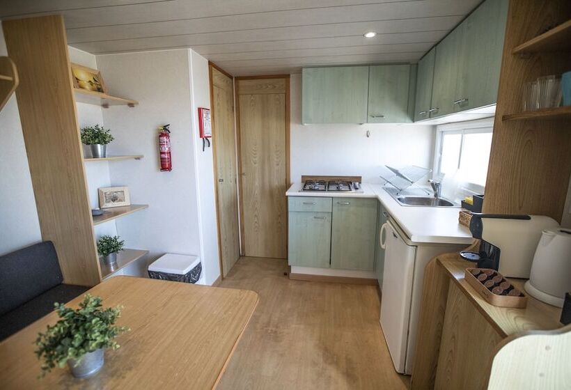 بنجلو قياسى غرفتين نوم, The Lighthouse Hostel