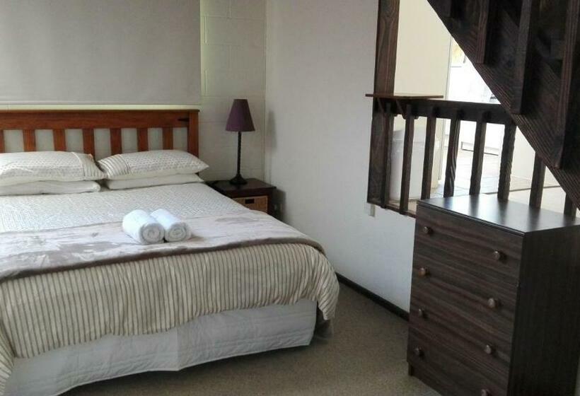 استودیوی استاندارد, Waters Edge B&b