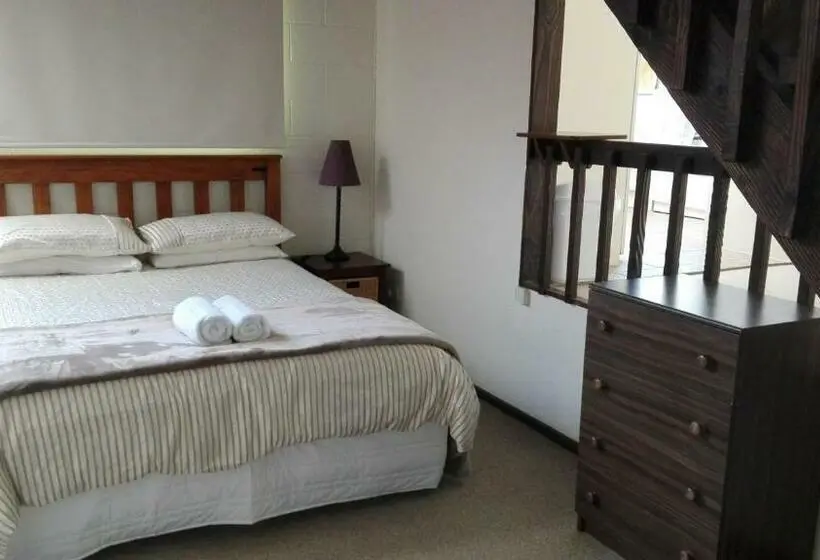 Standard-studio, Waters Edge B&b