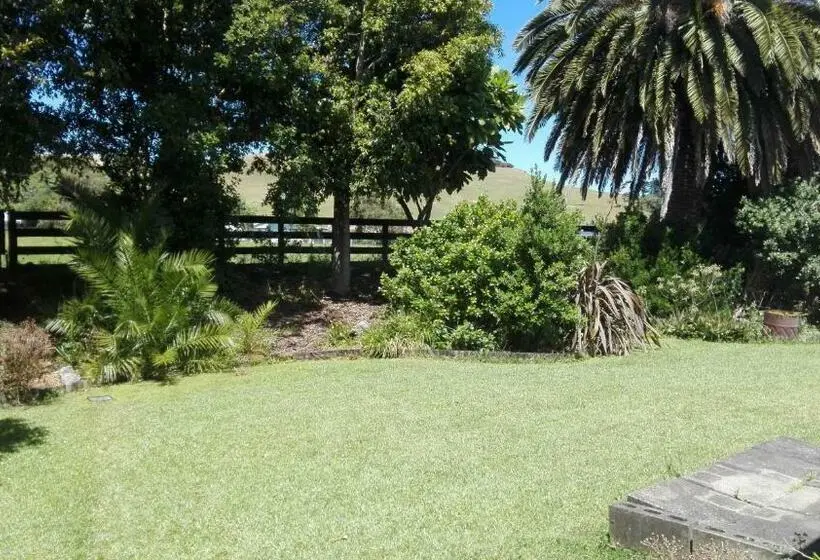 Standard-studio, Waters Edge B&b