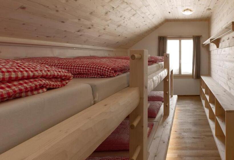 מיטה בחדר משותף, Bärghuis Jochpass   Alpine Hideaway   2222müm