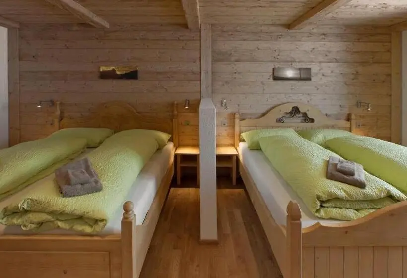 Perhehuone, Bärghuis Jochpass Alpine Hideaway 2222müm
