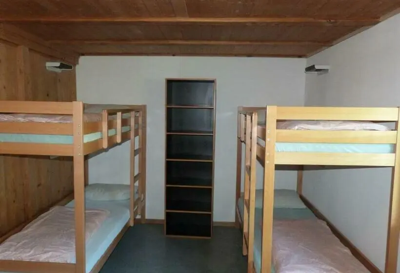 Standard Neljän Hengen Huone Jaettu Kylpyhuone, Brienz Youth Hostel