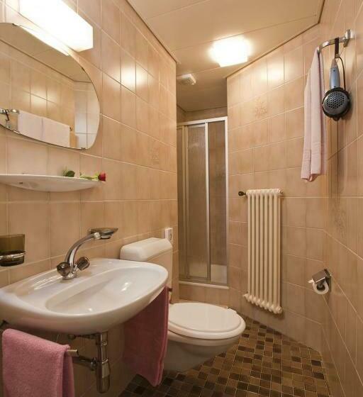 חדר סטנדרט לשלושה, Al Lago