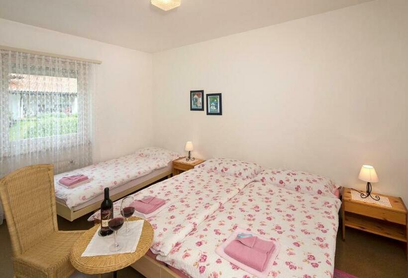 חדר סטנדרט לשלושה, Al Lago