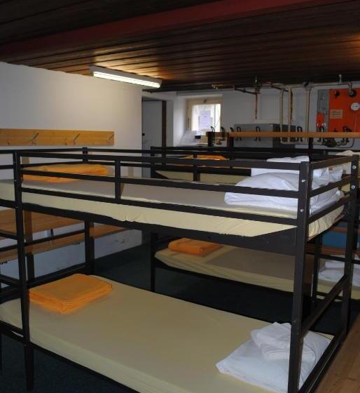 מיטה בחדר משותף, Des Alpes