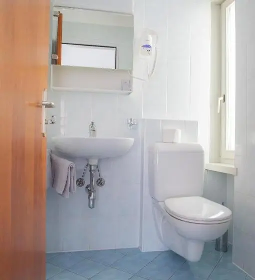 Standard Neljän Hengen Huone, Garni Moderno