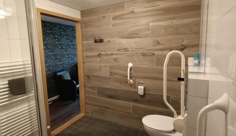 חדר סטנדרט מותאם לאדם עם מוגבלויות, Lemmenhof