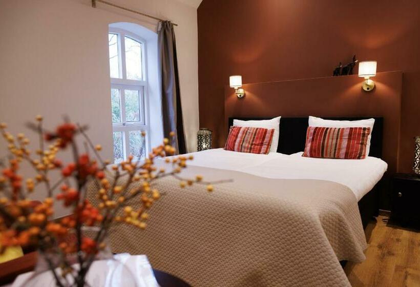 标准间, Mariafarm